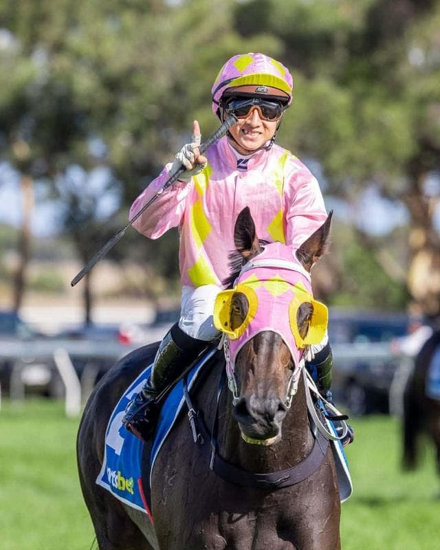 Sav Sizzles At Strath